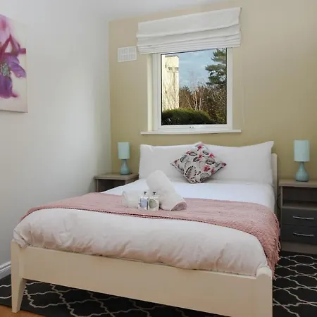 Apartment West End 2 Bedroom With Parking *